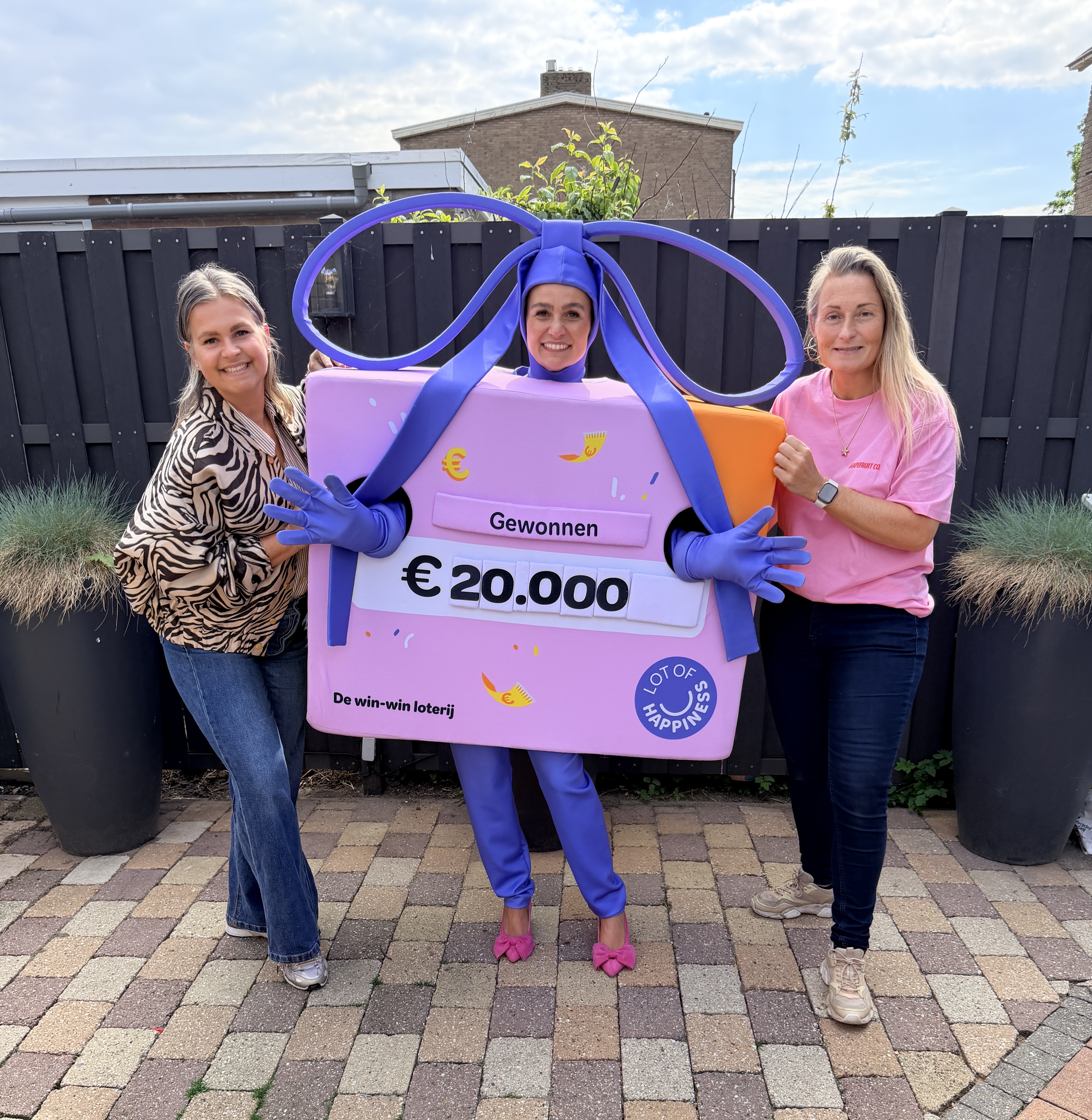 Winnie en Debby verrassen Patricia uit Brielle met €20.000 